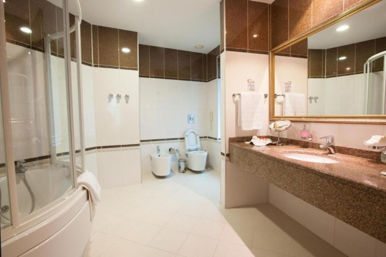 Grand Hotel Victory アクタウ エクステリア 写真 A modern bathroom