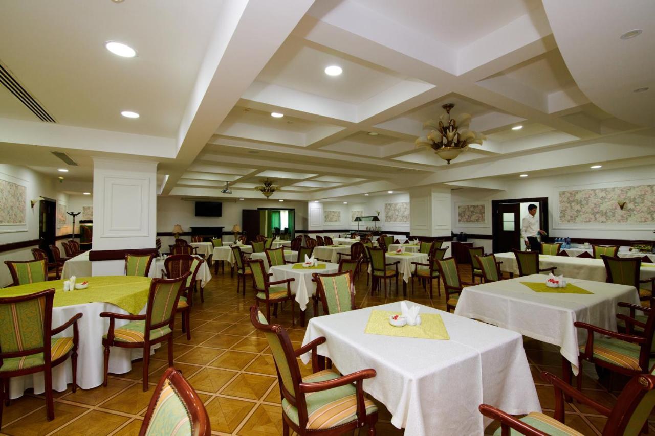 Grand Hotel Victory アクタウ エクステリア 写真 The dining room at the hotel