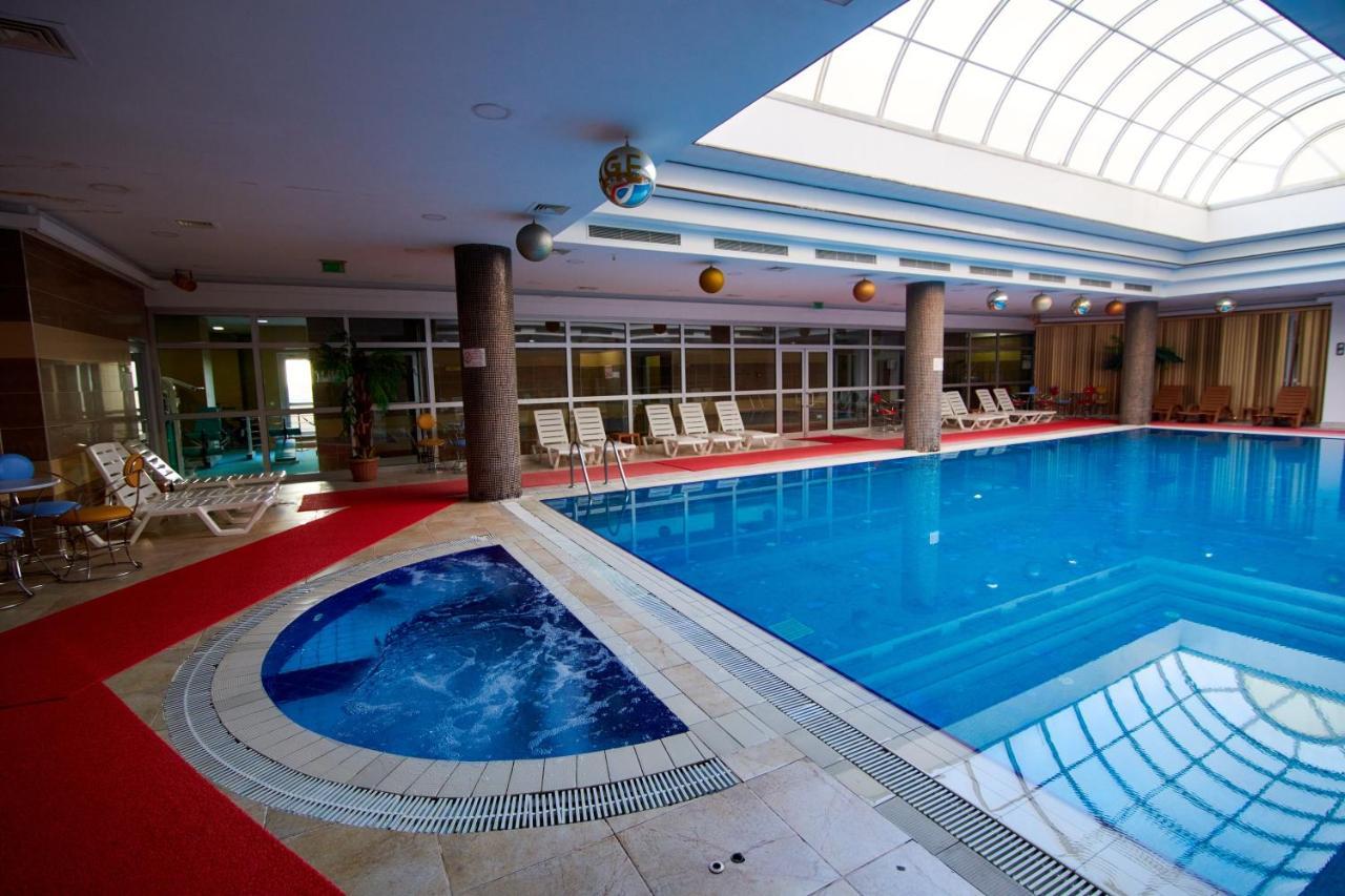 Grand Hotel Victory アクタウ エクステリア 写真 Indoor swimming pool
