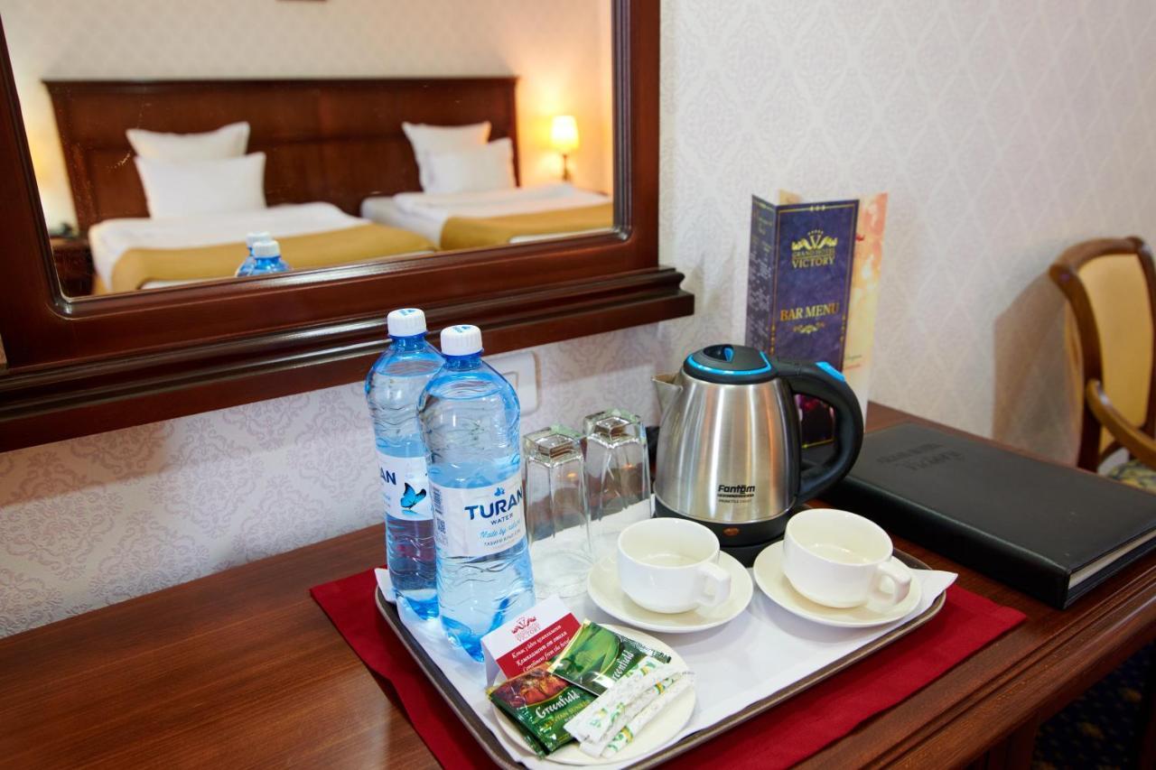 Grand Hotel Victory アクタウ エクステリア 写真 A kettle in a hotel room