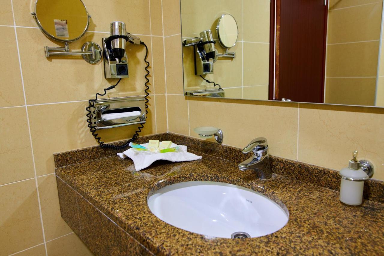 Grand Hotel Victory アクタウ エクステリア 写真 Bathroom