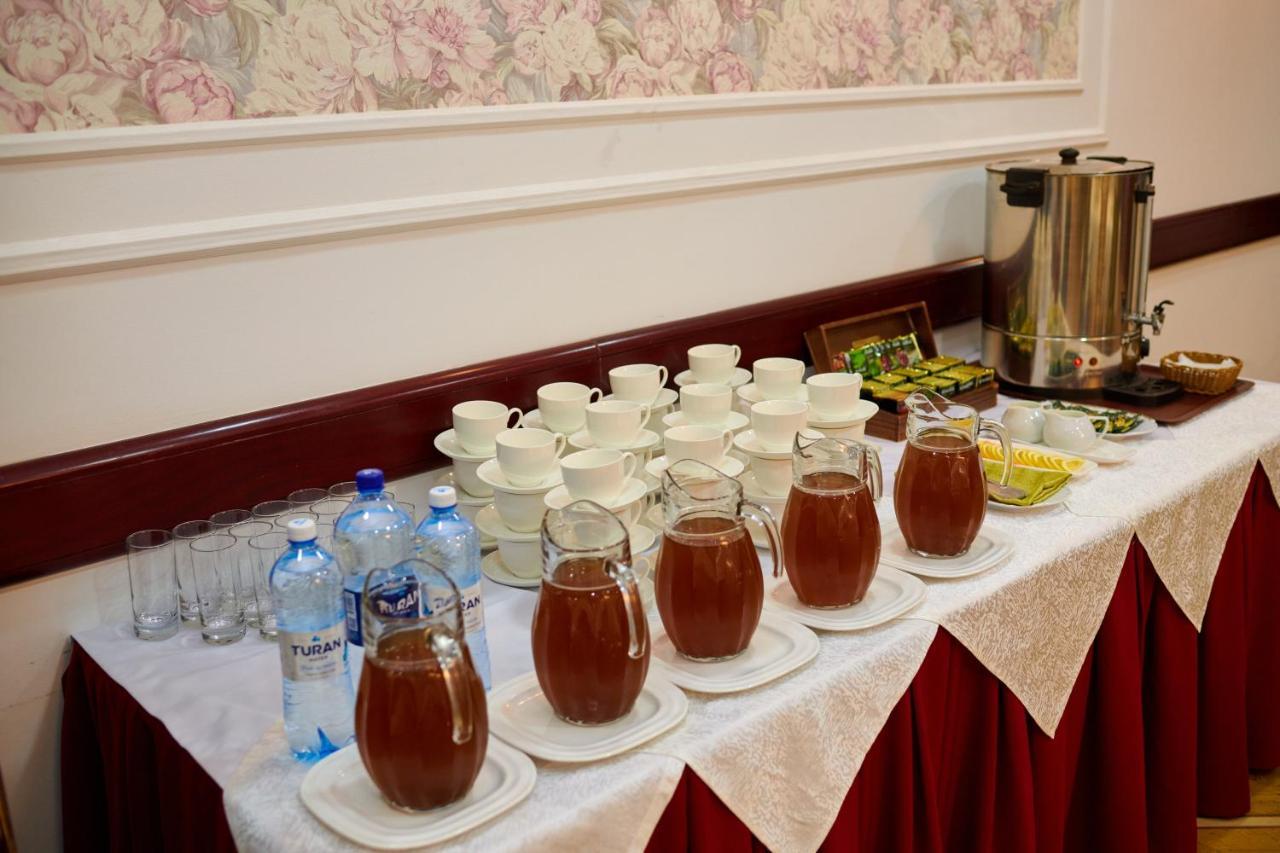 Grand Hotel Victory アクタウ エクステリア 写真 A buffet of tea