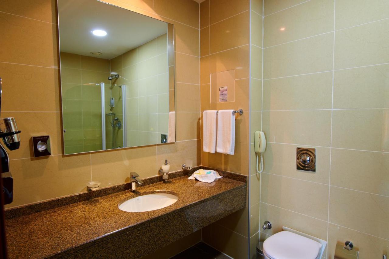 Grand Hotel Victory アクタウ エクステリア 写真 Bathroom