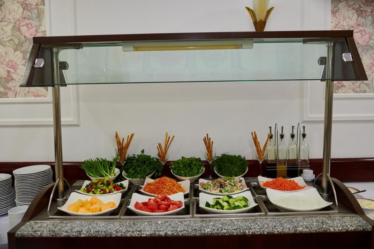 Grand Hotel Victory アクタウ エクステリア 写真 A salad bar