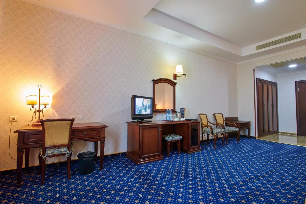 Grand Hotel Victory アクタウ エクステリア 写真 A room at the hotel