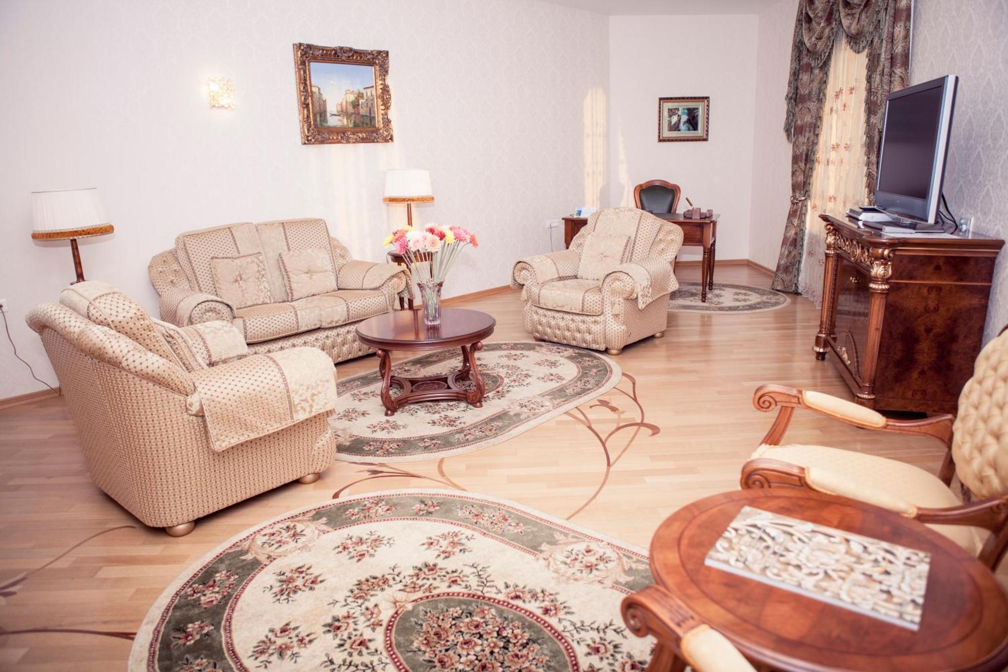 Grand Hotel Victory アクタウ エクステリア 写真 A living room