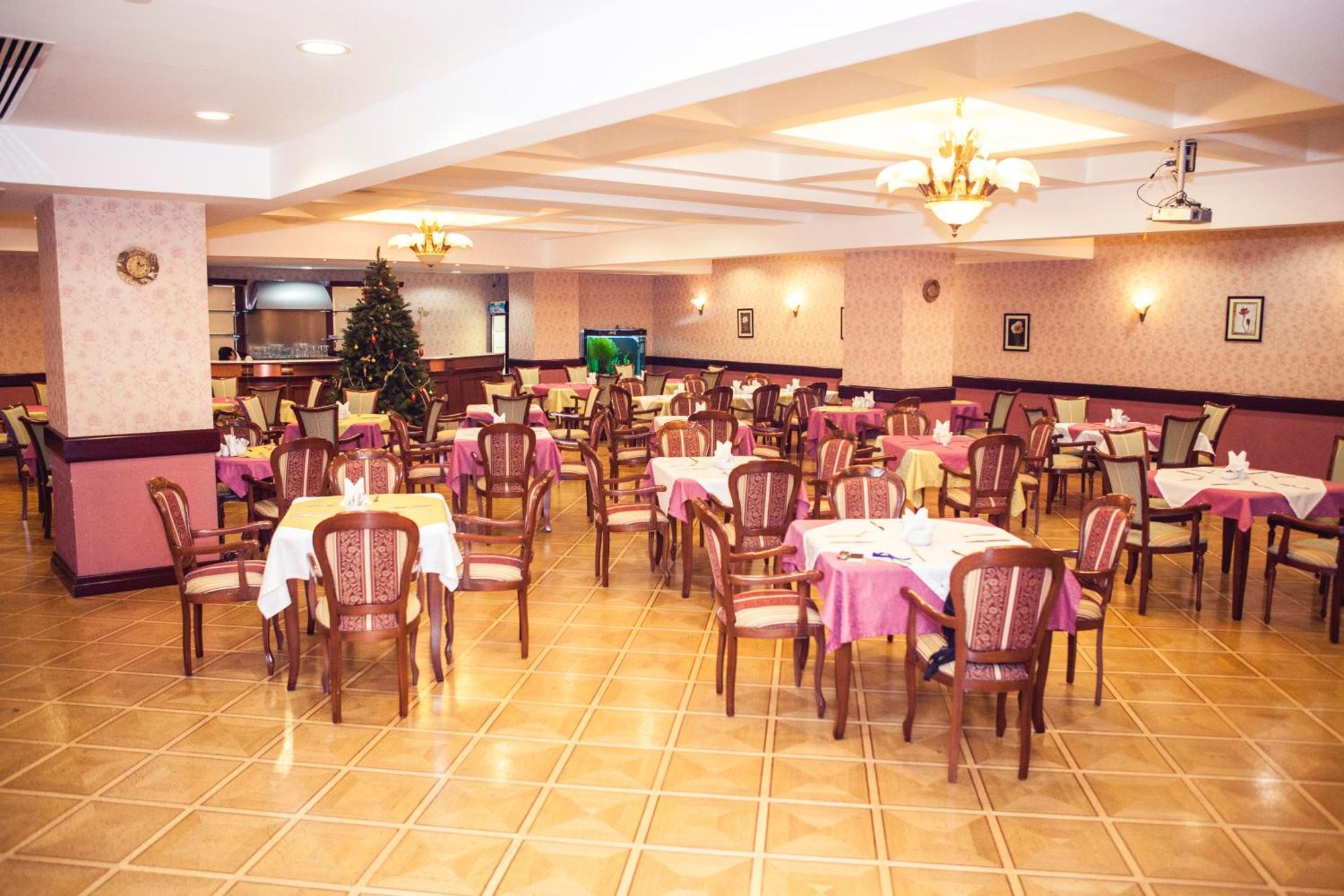 Grand Hotel Victory アクタウ エクステリア 写真 Restaurant