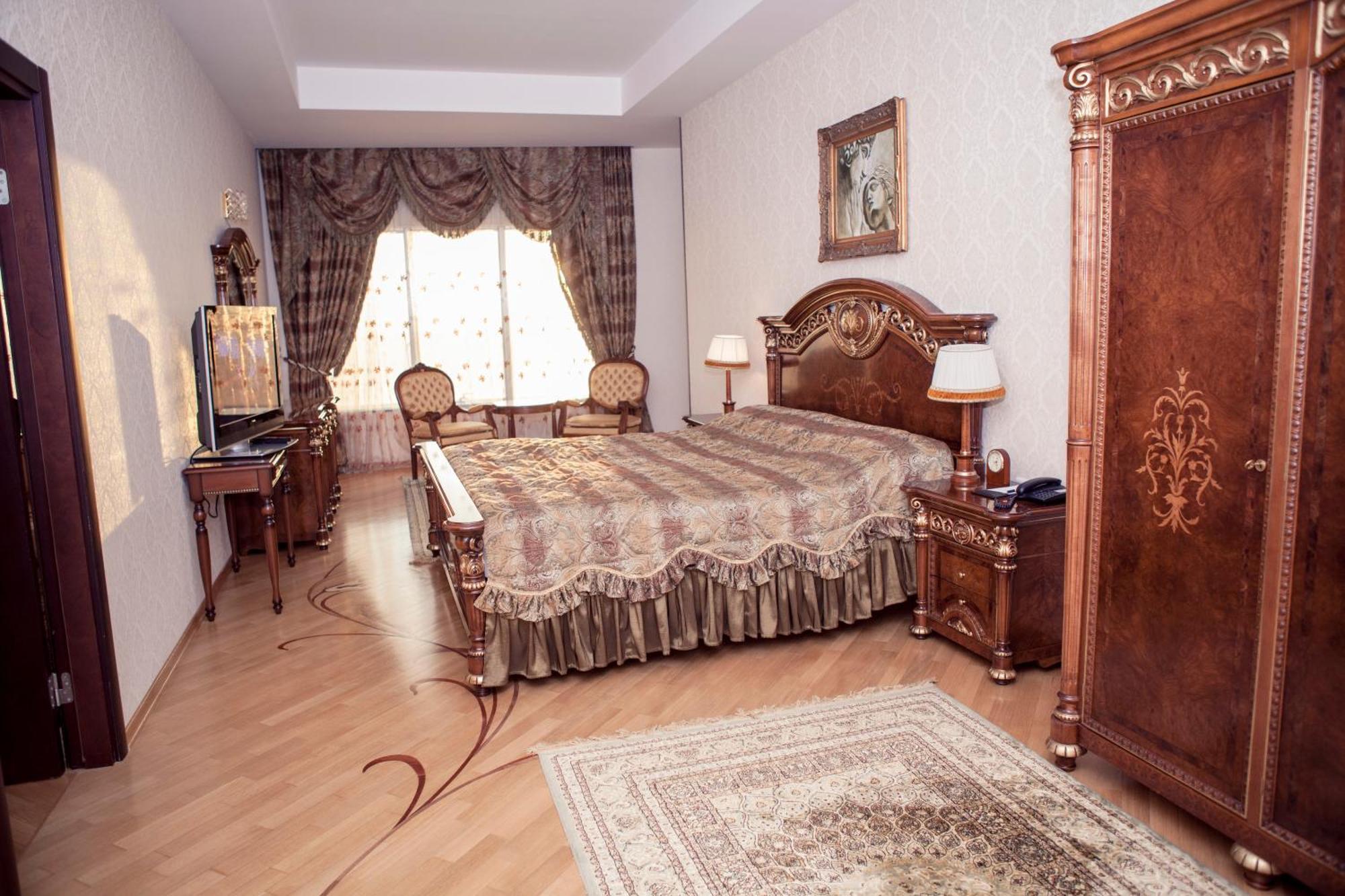 Grand Hotel Victory アクタウ エクステリア 写真 A bedroom