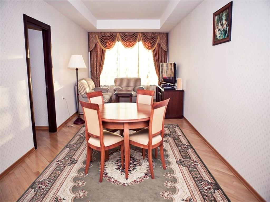 Grand Hotel Victory アクタウ エクステリア 写真 A typical hotel room