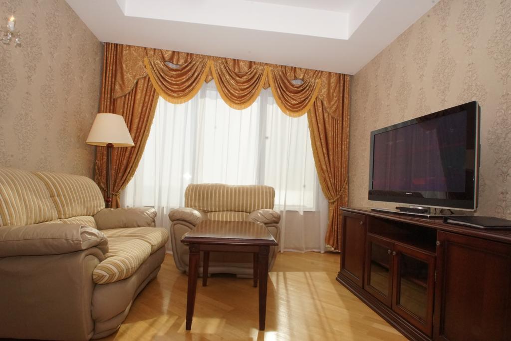 Grand Hotel Victory アクタウ エクステリア 写真 A living room with a television